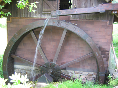 Das Wasserrad der Mühle des Benz Hofes bei Ottenhöfen