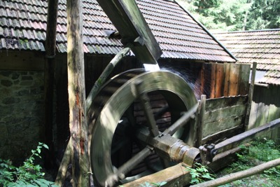 Wasserrad der Schleifmühle im Freilichtmuseum an der Glentleiten